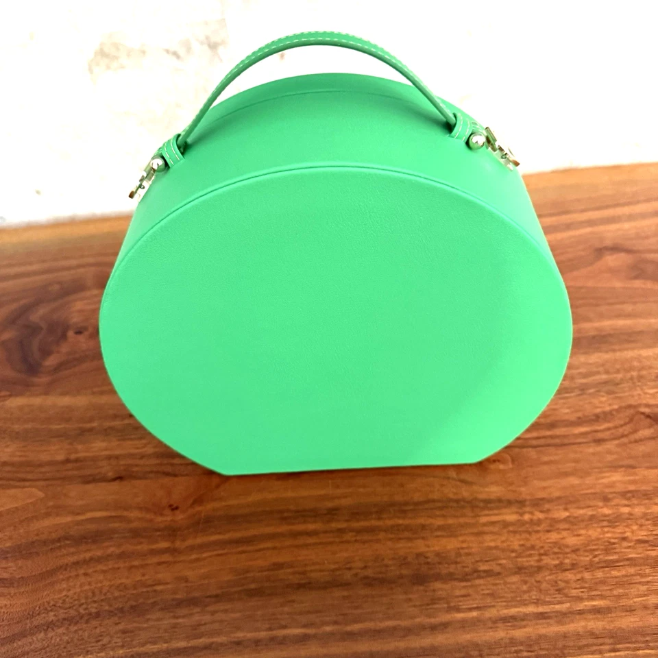 Estuche de tocador/viaje Tata Harper verde con bolsa de cosméticos redonda con espejo Foto 4 de 4