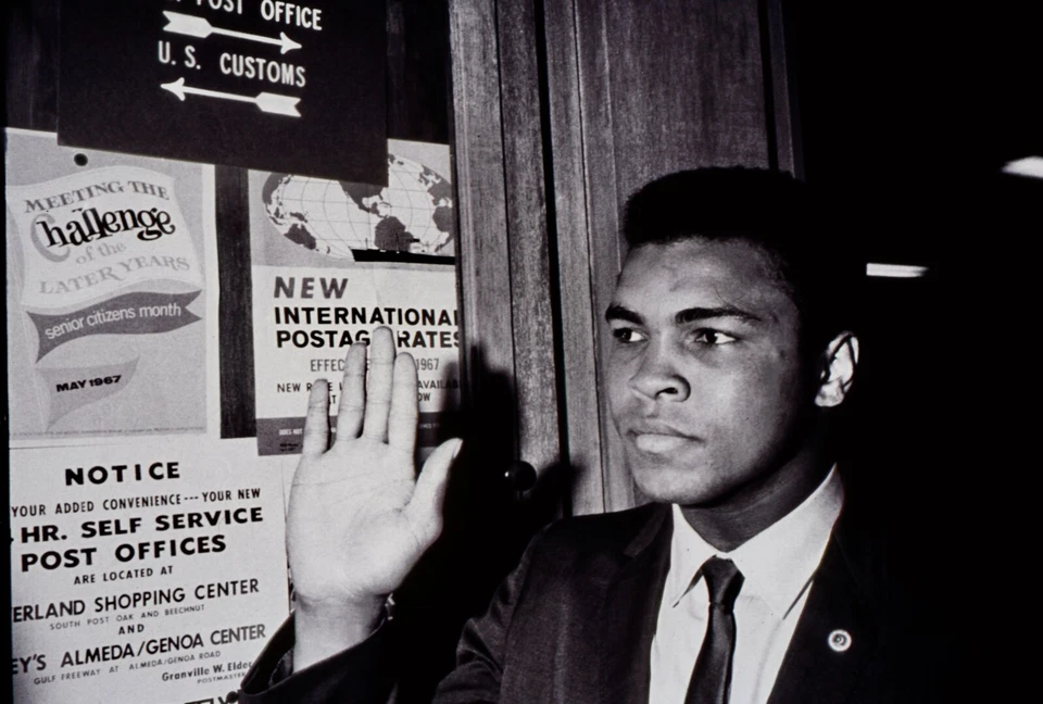 Muhammad Ali, 35 mm de transparencia, arcilla Cassius en inducción del ejército, 1967 Foto 2 de 3