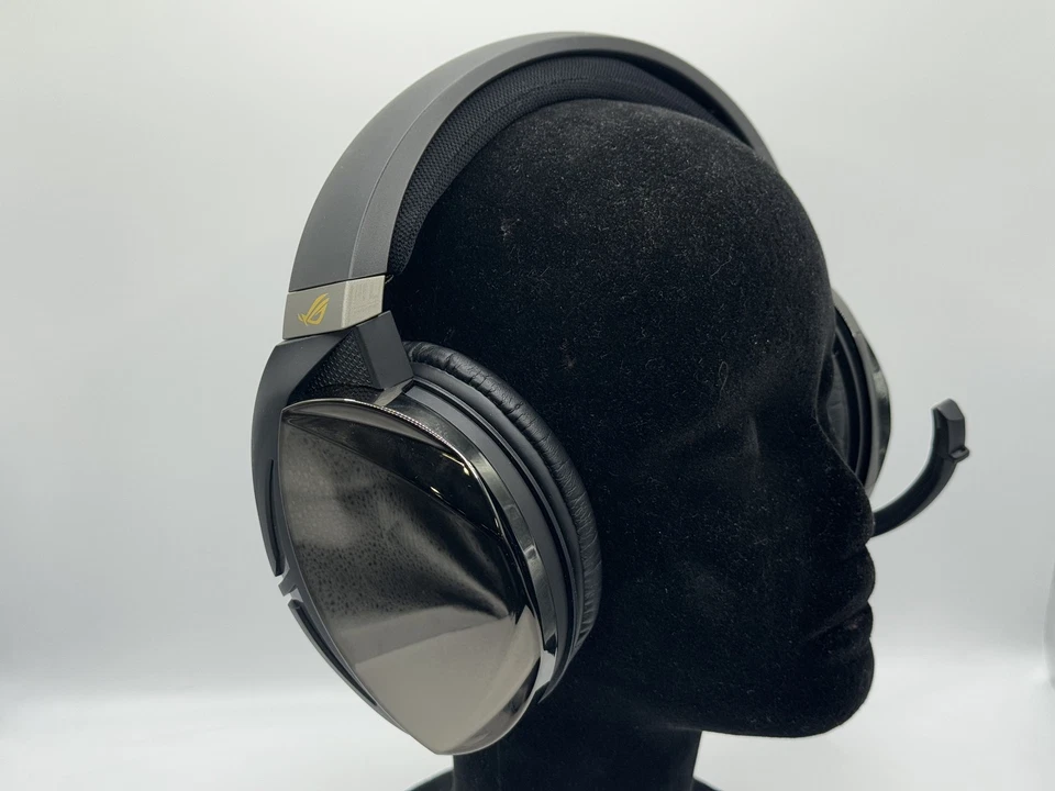 Auriculares para juegos Asus ROG Strix Fusion 700 sonido envolvente Bluetooth negros usados Foto 4 de 4