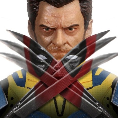 Mezco Deadpool & Wolverine Wolverine One 12 Collective Action