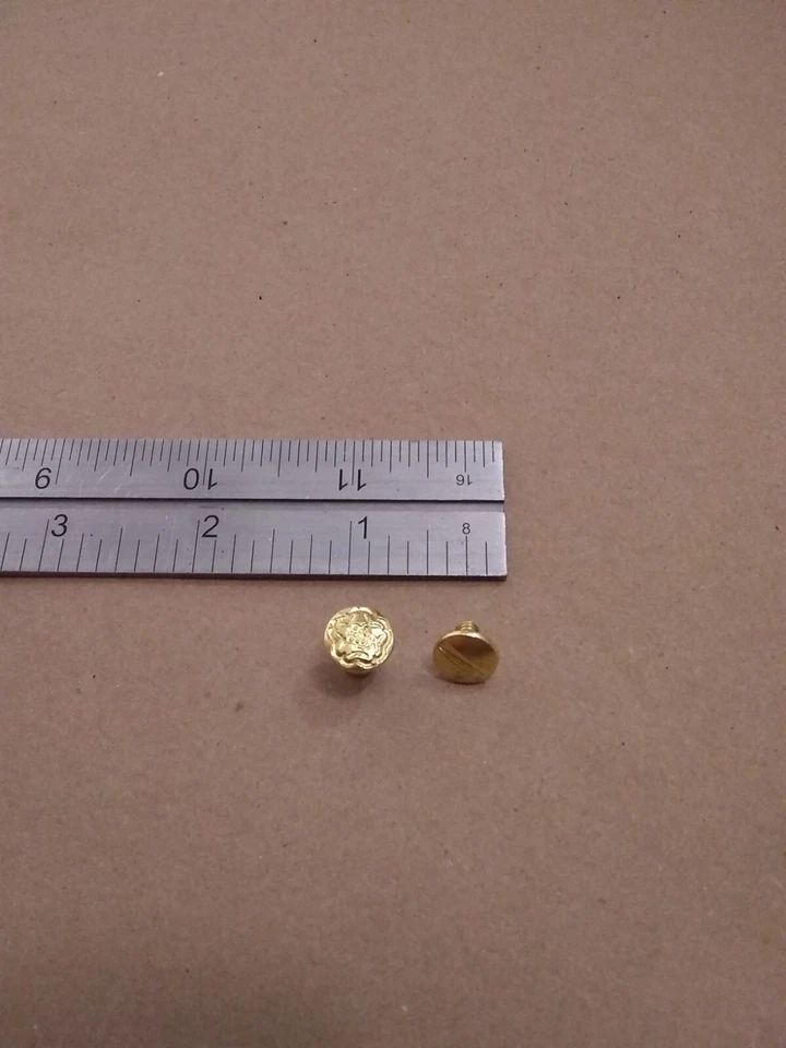 Tornillos Chicago con cabeza floral de latón macizo de 3/8"  Foto 2 de 3