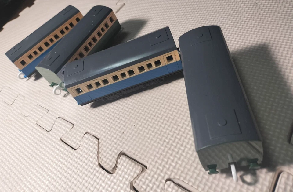 Lote de vagones Tomy Thomas & Friends serie 2 azules 2 verdes pasajeros expresos Foto 3 de 4