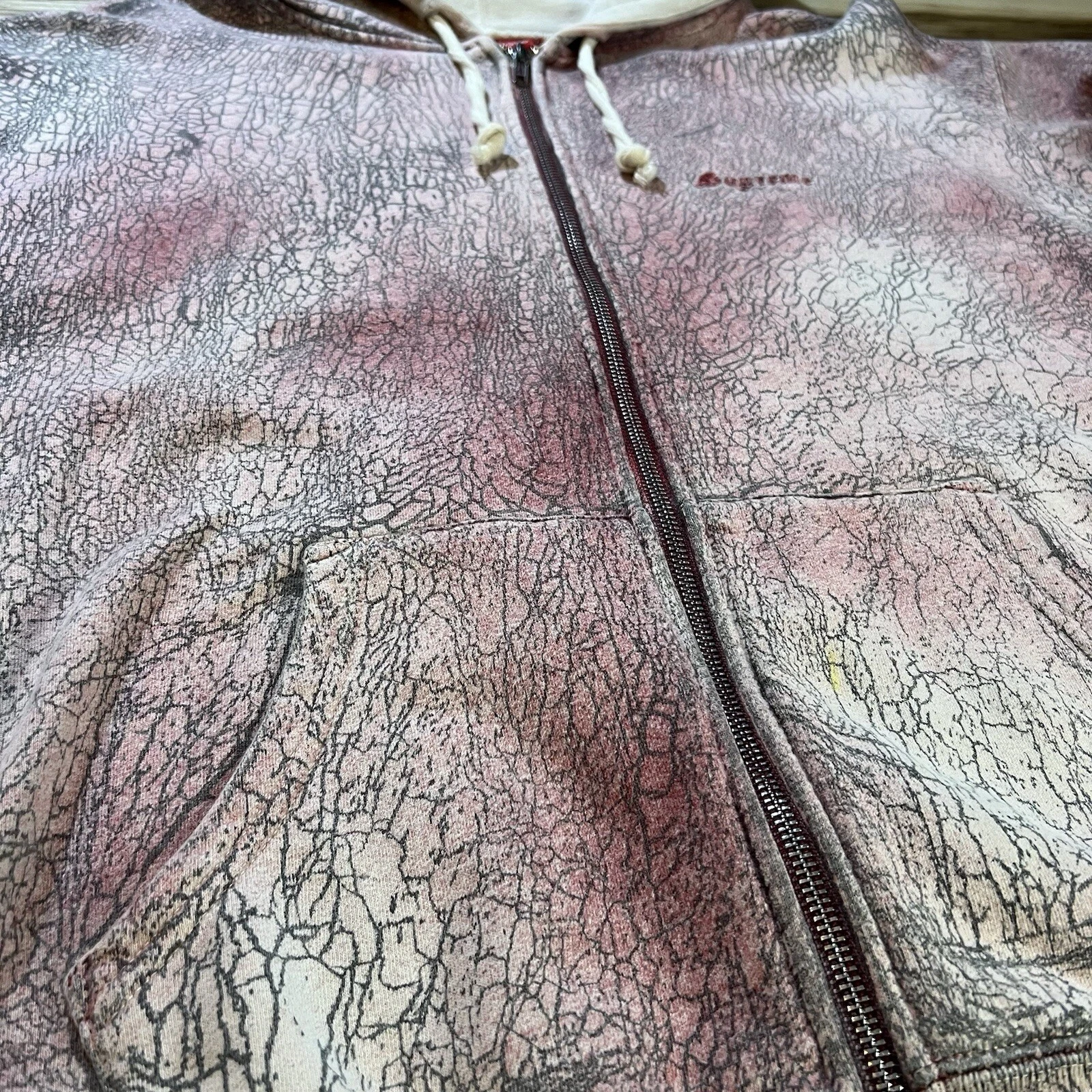 Supreme Felpa con Cappuccio Zip Rosso Crackle FW23 Uomo Large