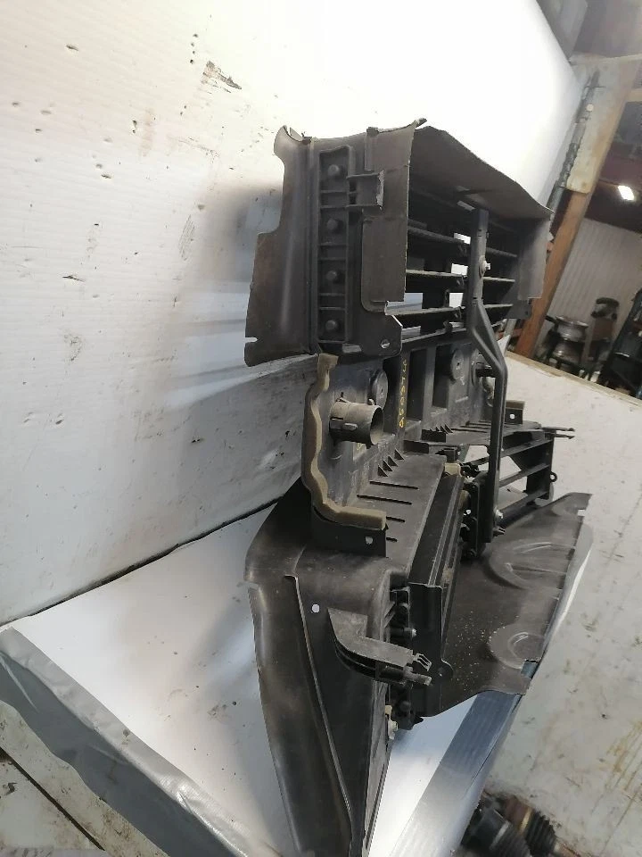 Obturador de aire activo con cubierta Lincoln MKC 2018 EJ7B-8475-AL Foto 2 de 4