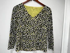 Women's Top Triangle Pattern, Brand Unknown, Size Unknown: Refer to pictures