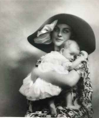 Schöner Nachdruck von Diana Mosley (Mitford) & Sohn 1930 von Marcus Adams 1875-1959
