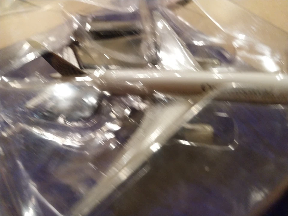 Modellino aerei Di Linea Boeing 777-200  Continental. Nuovo - Immagine 3 di 3