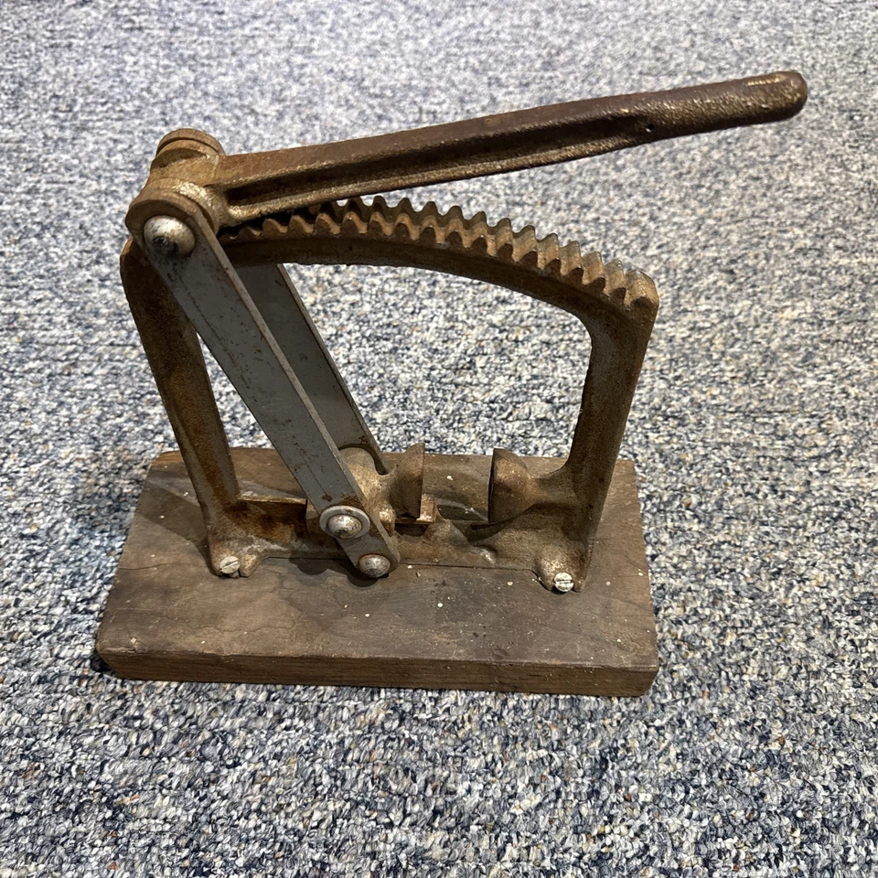 Vintage C.E. Cascanueces ajustable de hierro fundido Potter Sapulpa OK nogal, nuez moscada Foto 2 de 4