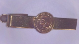 Fermacravatta Consiglio Congiunto Ingegneri anni 60; medaglia centrale 1/10 oro 14k riempito