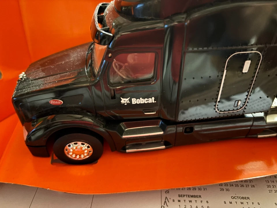 1/32 ERTL PETERBILT 579 DAY CAB SEMI TRACTOR, NO PACKAGING # B 532 - Image 4 of 4