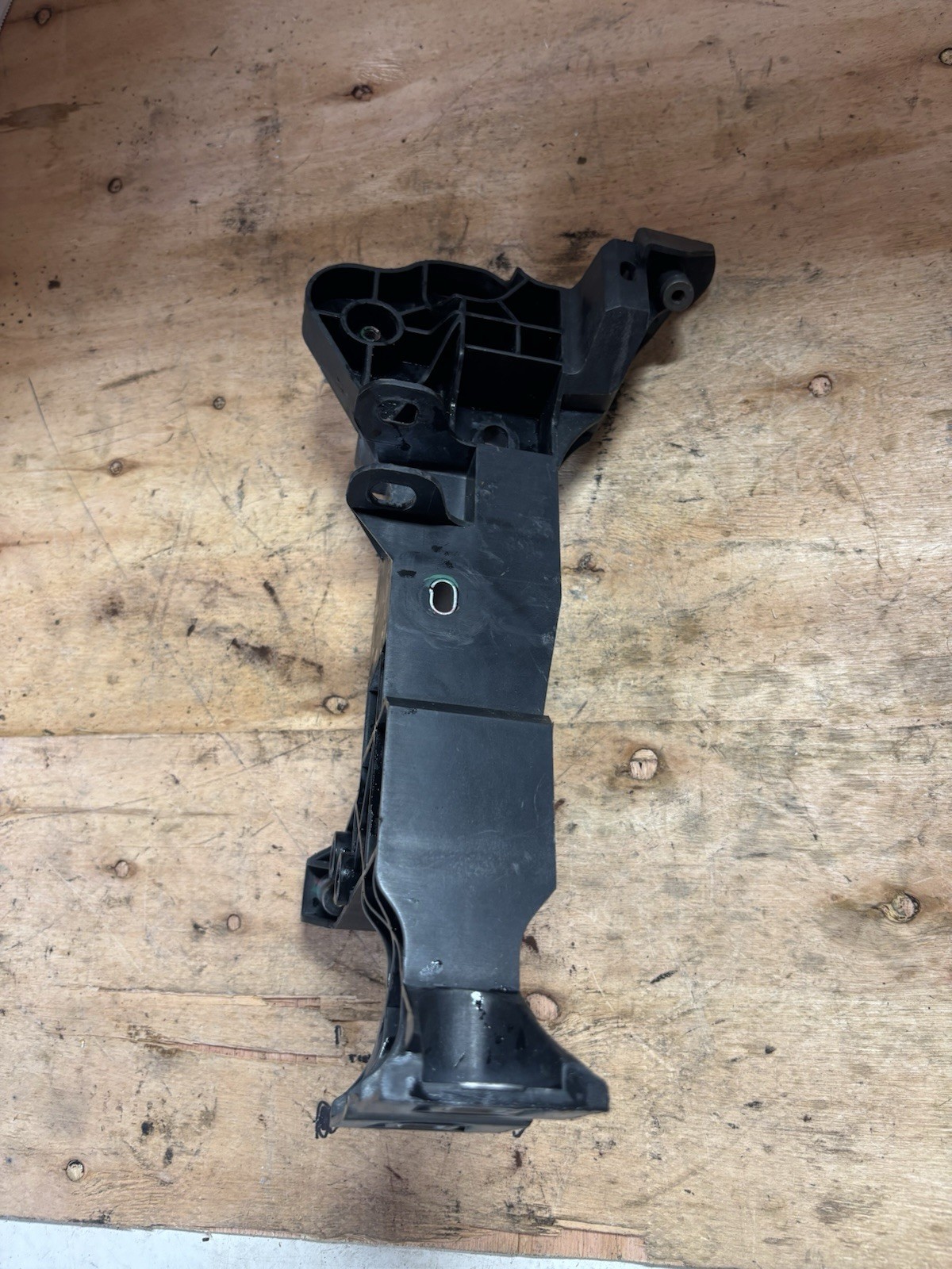 2017-2020 BENTLEY BENTAYGA FRONT RIGHT SIDE HEADLIGHT MOUNT SUPPORT BRACKET OEM