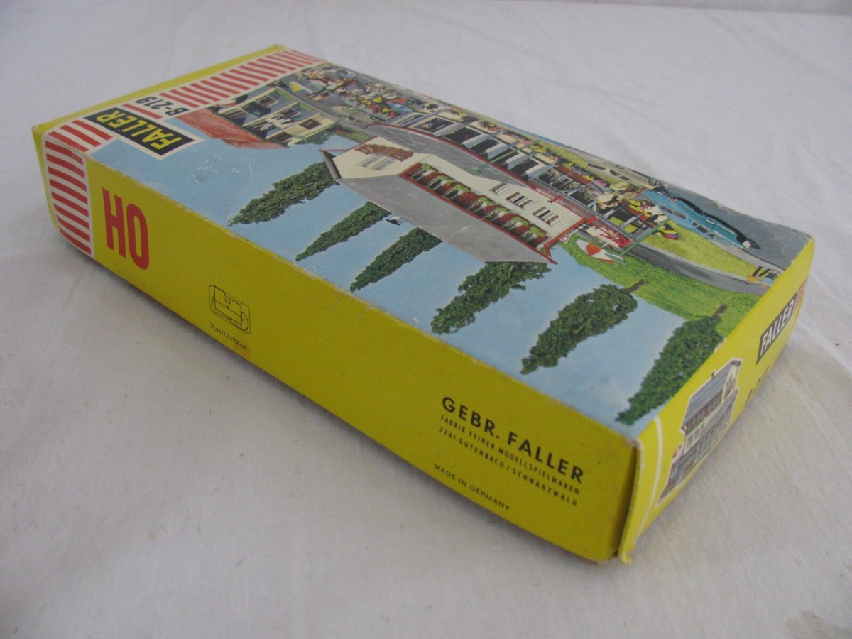 1Fにパブのあるタウンハウス（Faller HO 130447） Faller 130447 Gauge H0 Town house with pub modellbahnshop
