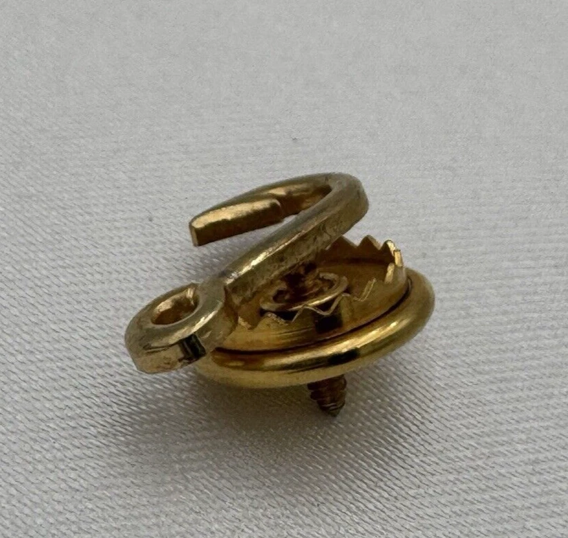 Gancho de pesca de colección pin trasero atornillado anzuelo tono dorado solapa abrigo sombrero corbata Foto 4 de 4