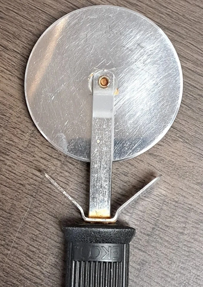 De Colección Ekco Mango Negro 13" L Colador Tamiz 6" Cesta, Cortador de Pizza, Tenedor de Carne Foto 3 de 4