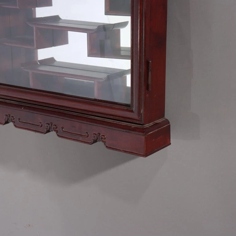 Gabinete de pared colgante de curiosidades de caoba china con estantes de exhibición desplazados siglo XX Foto 4 de 4