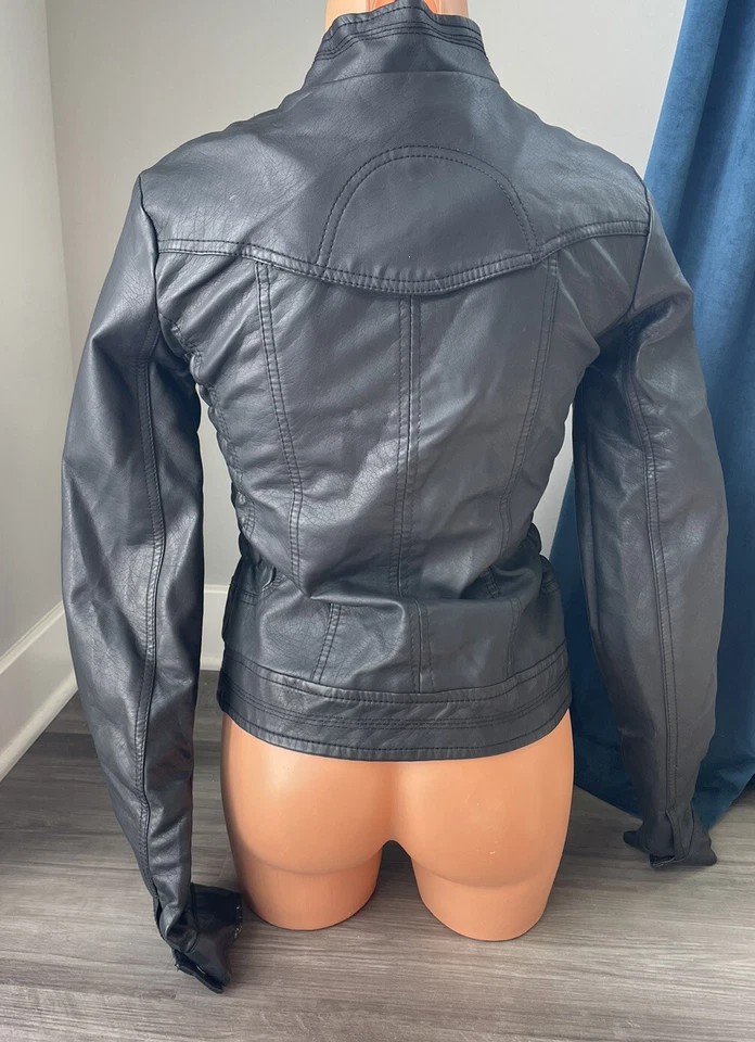 Chaqueta Rue 21 Negra Imitación Cuero S Motocicleta Detalle Lateral Ceñido Cremallera Foto 4 de 4