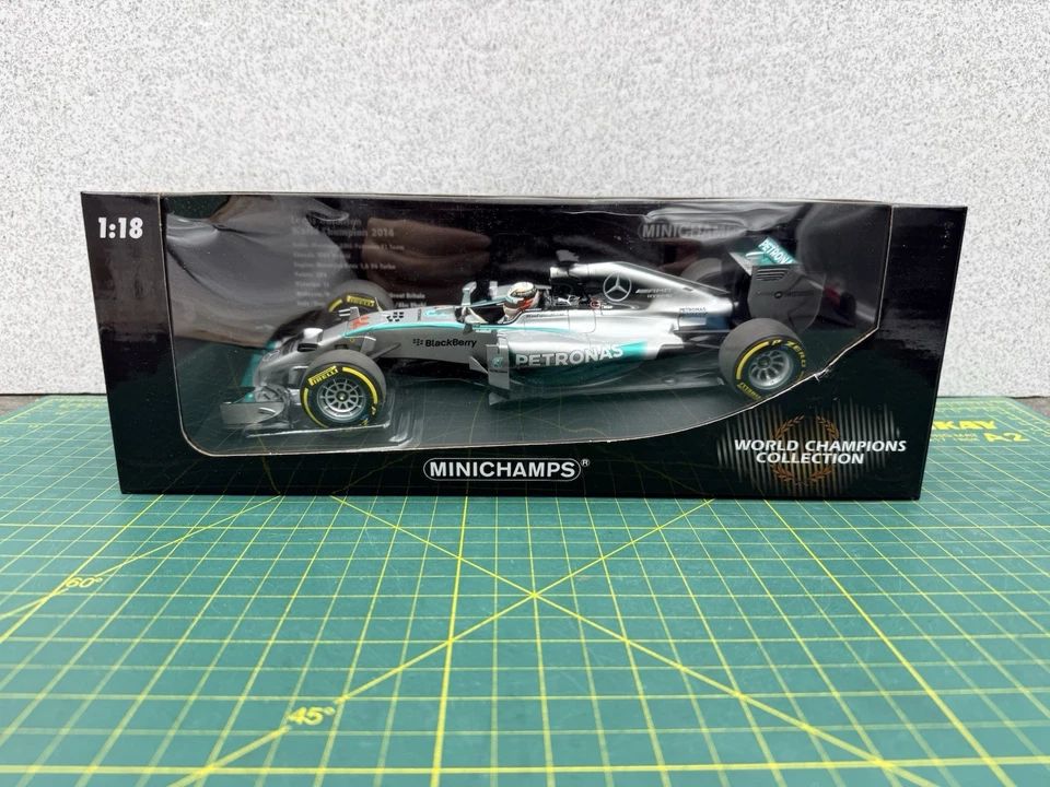 Minichamps Mercedes W05 #44 Lewis Hamilton World Champion 2014 1/18 186140044 - Image 3 of 4