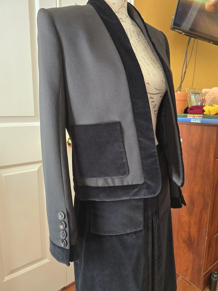 Conjunto de blazer y falda negra Burberry Foto 2 de 4