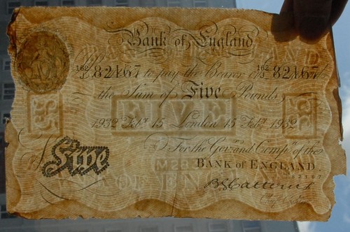Great Britain Bank of England White 5 Pounds Banknote 15.Feb., 1932 Catterns - Picture 2 of 3