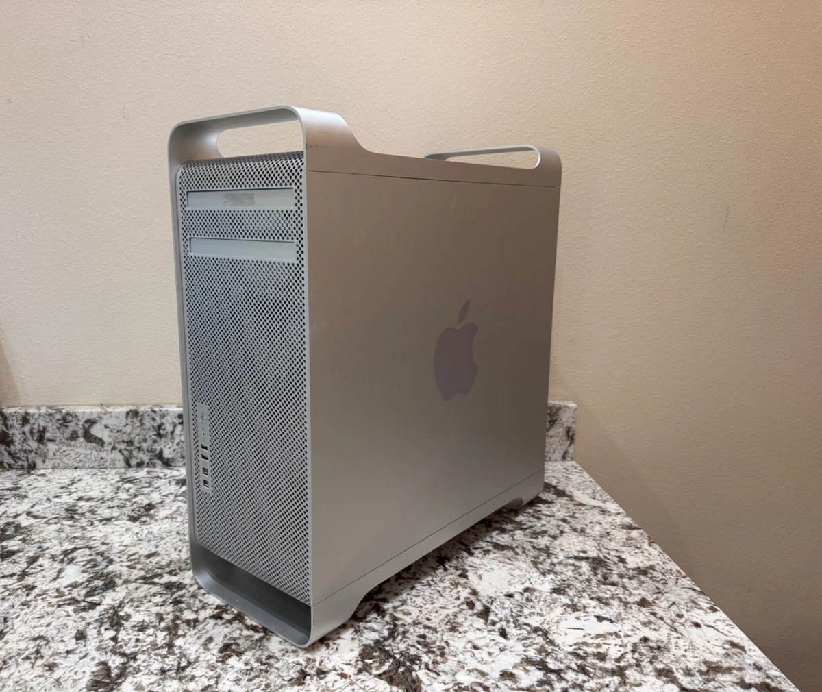 Apple Mac Pro 32 GB RAM Apple 1-2 TB Hard Drive Capacity Desktops