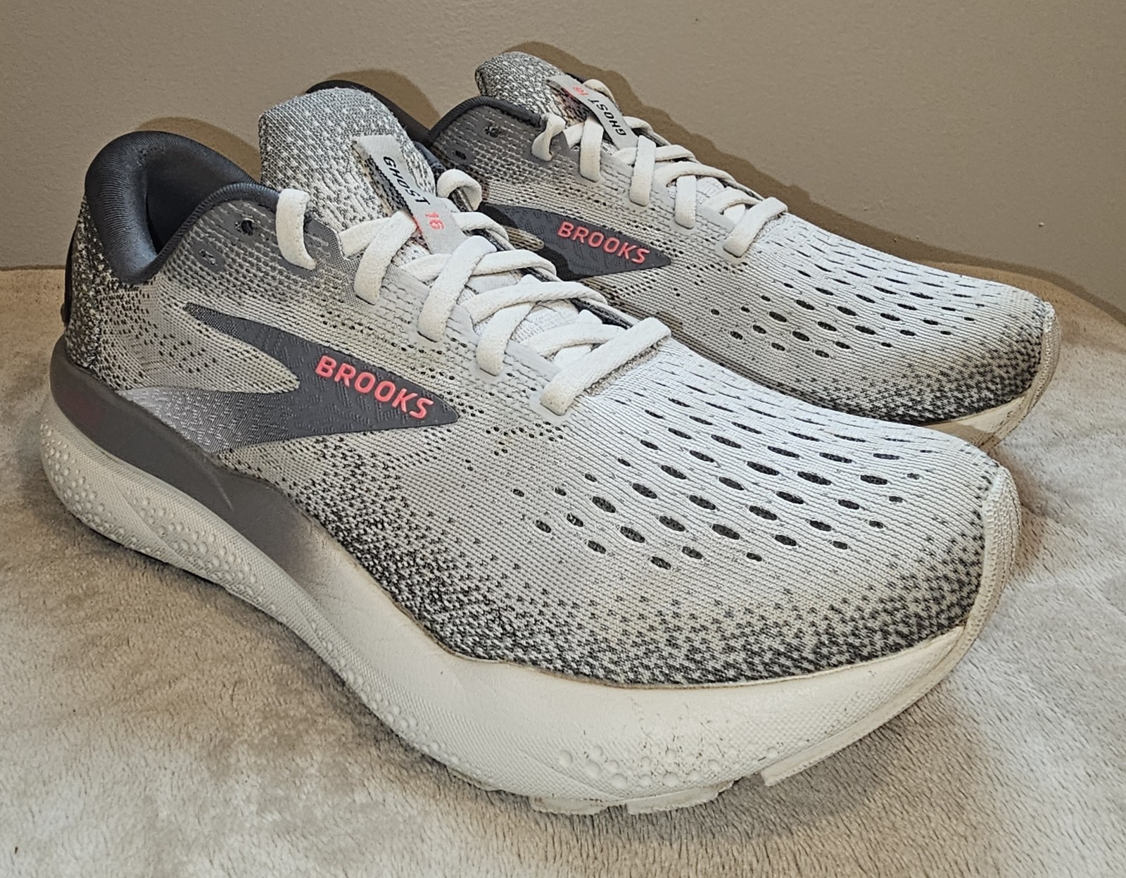 Brooks Ghost 16 Running Shoe Grey / Gargoyle/ Pink Women's Size 7.5 thumbnail 2