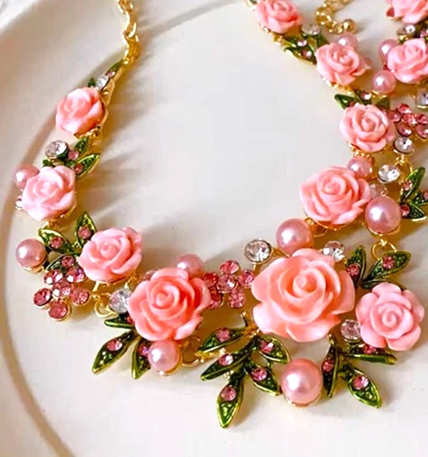 Gargantilla rosa flores perla estrás Betsey Johnson collar pendientes conjunto Foto 3 de 4