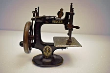 Antique Singer Mini Toy Sewing Machine with Oiler Cast Iron Crank USA Model "02