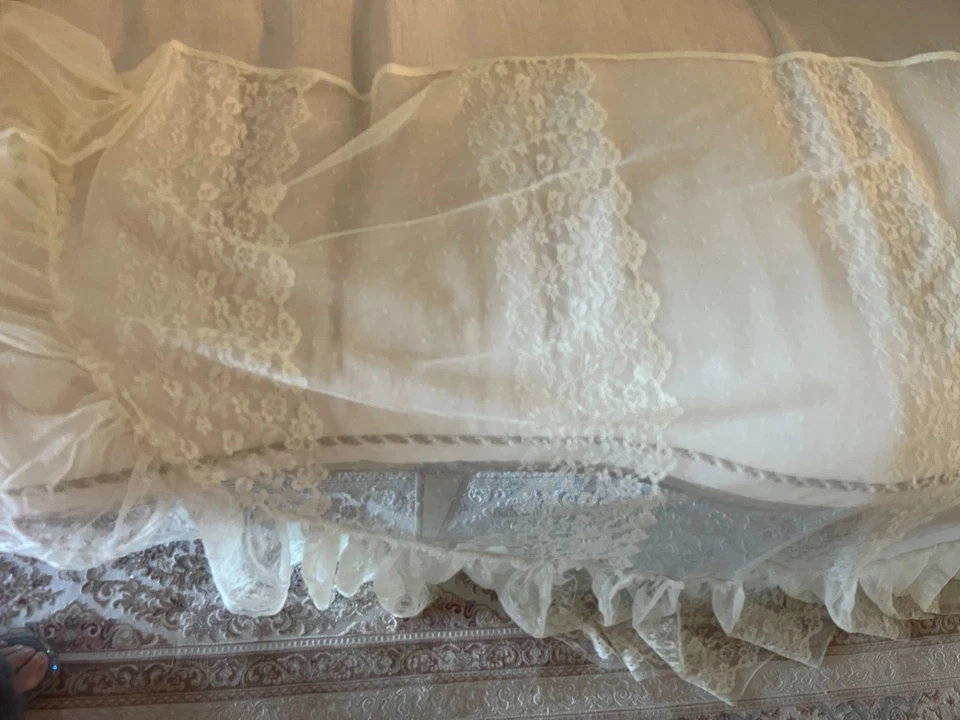 VTG lace shawl Off White triangle 39" long x 73" wide floral Pattern - Pretty! - Image 4 of 4