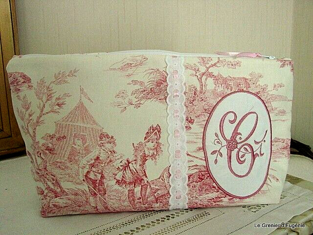 Trousse Toile de Jouy brodée Jeux d'eau en toile de coton rose chic