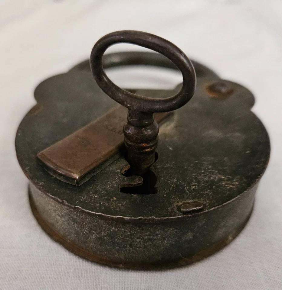 ANCIEN GRAND CADENAS EN FER FORGE  AVEC LA CLEF H 10.50 CM - Photo 3/4