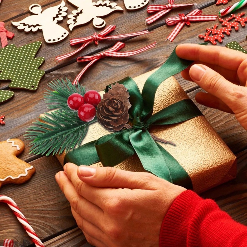 Confine Decorativo Di Natale Con I Rami Dell'abete E Le Bacche Rosse Su Bianco Illustrazione di