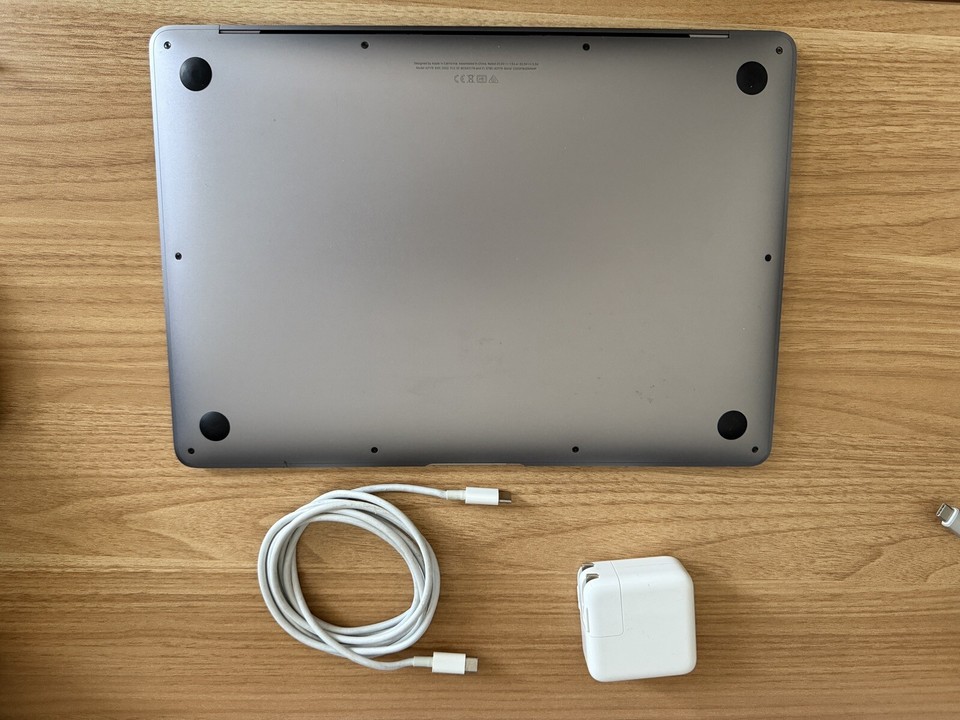 13" Macbook Air 2020 1.1Ghz Dual Core i3 8GB 256GB HD Screen Issue