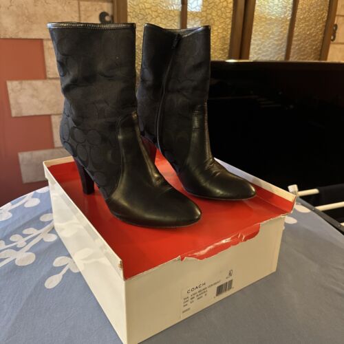COACH Melinda Women's Black Leather Coach Material Booties Size 9.5 3" Heel - Zdjęcie 1 z 5