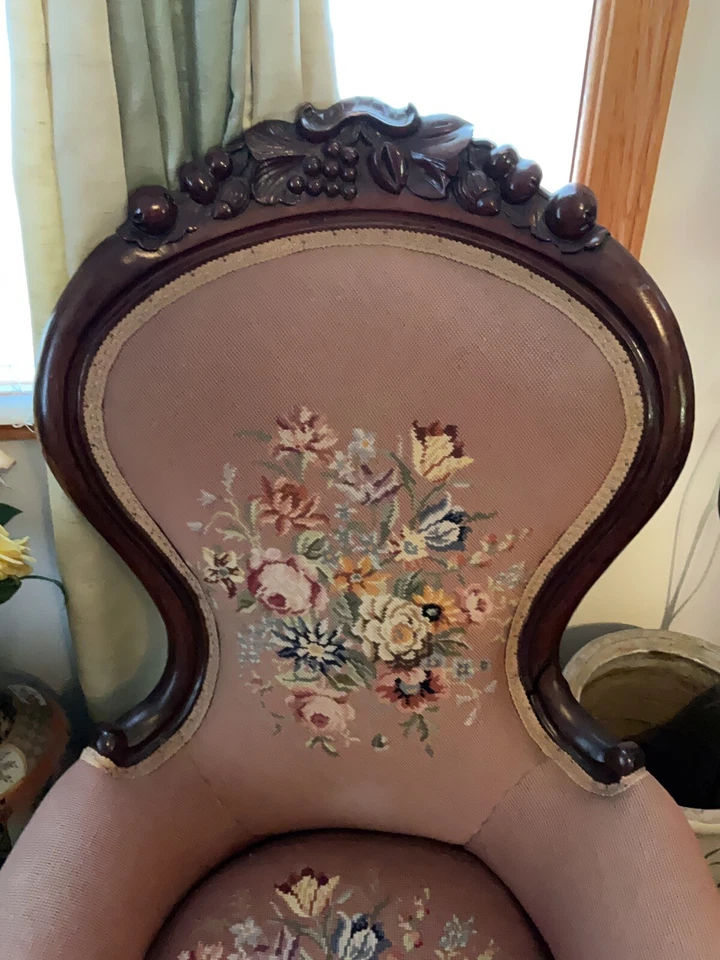 SILLA VICTORIANA ANTIGUA PUNTAS DE AGUJA FLORAL ROSA VIEJA, TALLAS ELEGANTES EN MADERA Foto 2 de 4