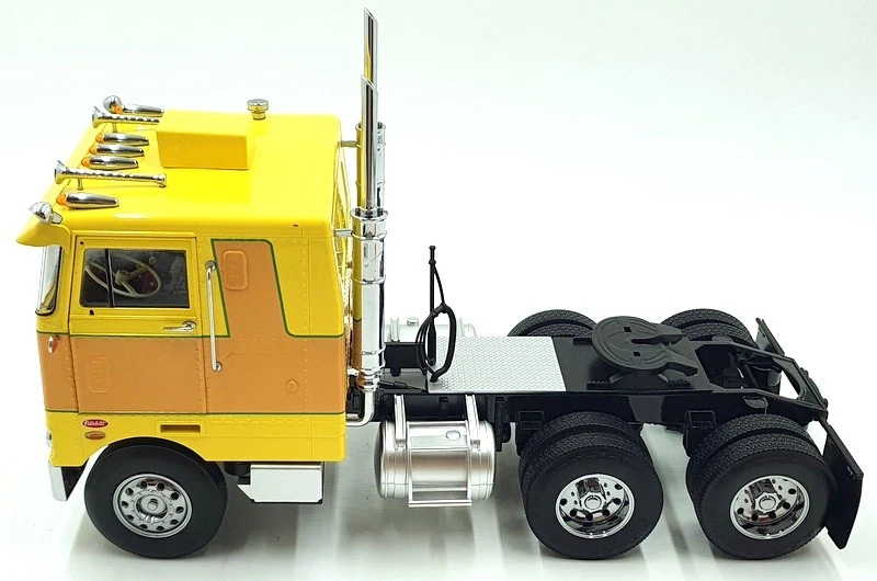 KK Scale Road Kings 1/18 Scale RK180152 - Peterbilt 352 Pacemaker Yellow/Brown - Image 3 of 4