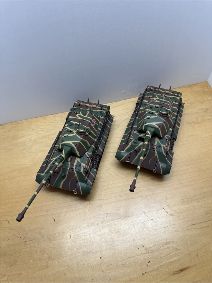 21st Century Toys Ultimate 1:32 German King Tiger Stripe 334 Bastogne Lote de 2 Foto 3 de 4