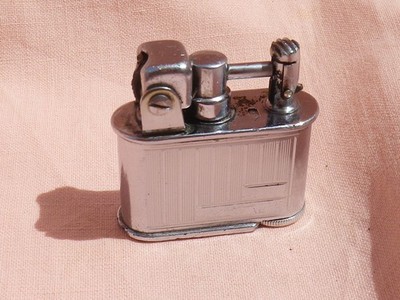 Schönes altes LANCEL halbautomatisches Benzinfeuerzeug aus verchromtem Metall 1930/40