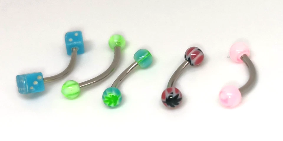 ¡Piercings con barra curva de hoja negra y verde en dados azules! Foto 4 de 4