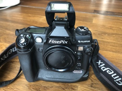 Fuji FinePix S3 Pro Body 12.3 MP Black Nikon Mount, mit leichtem Pixelfehler