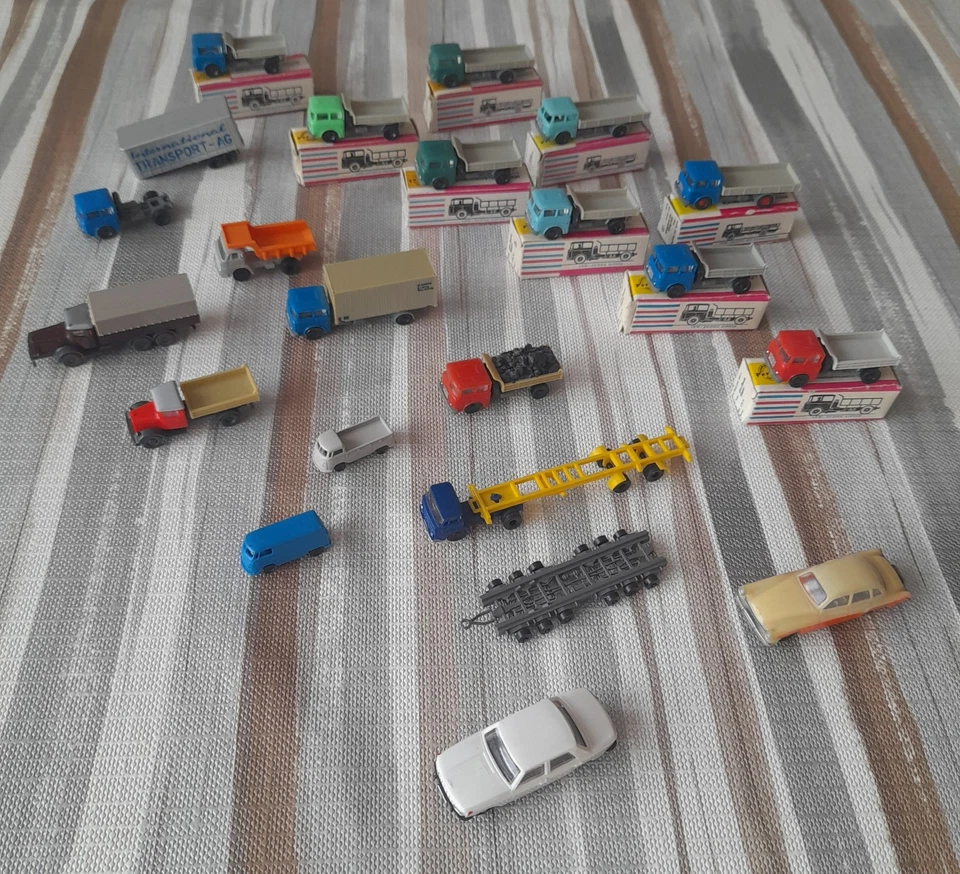 20 Fahrzeuge - meist Skoda (Prefo-DDR) - teilweise mit OVP