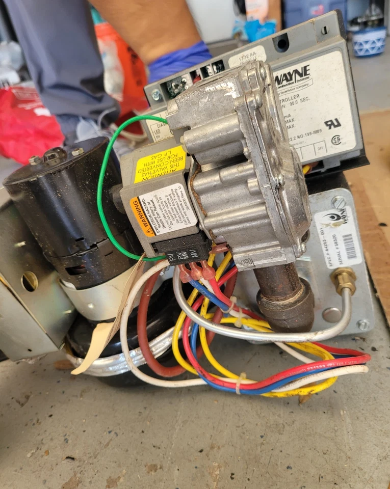 Quemador de gas para caldera Wayne Combustion P265F-BB-DIN-E (65.000-200.000 BTU) con 8,25" Foto 2 de 4