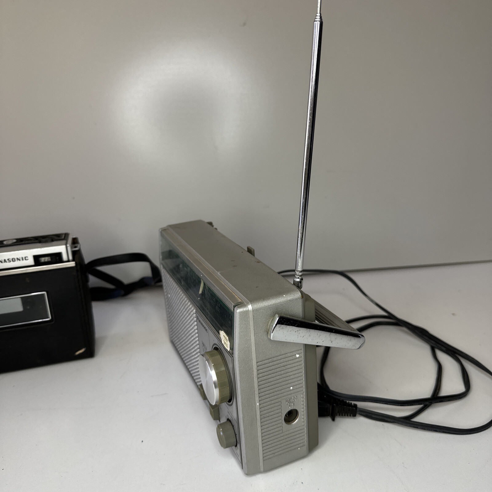 2 Panasonic RF 1070D TV SOUND 4Band Radio Dualpower Receiver & RQ