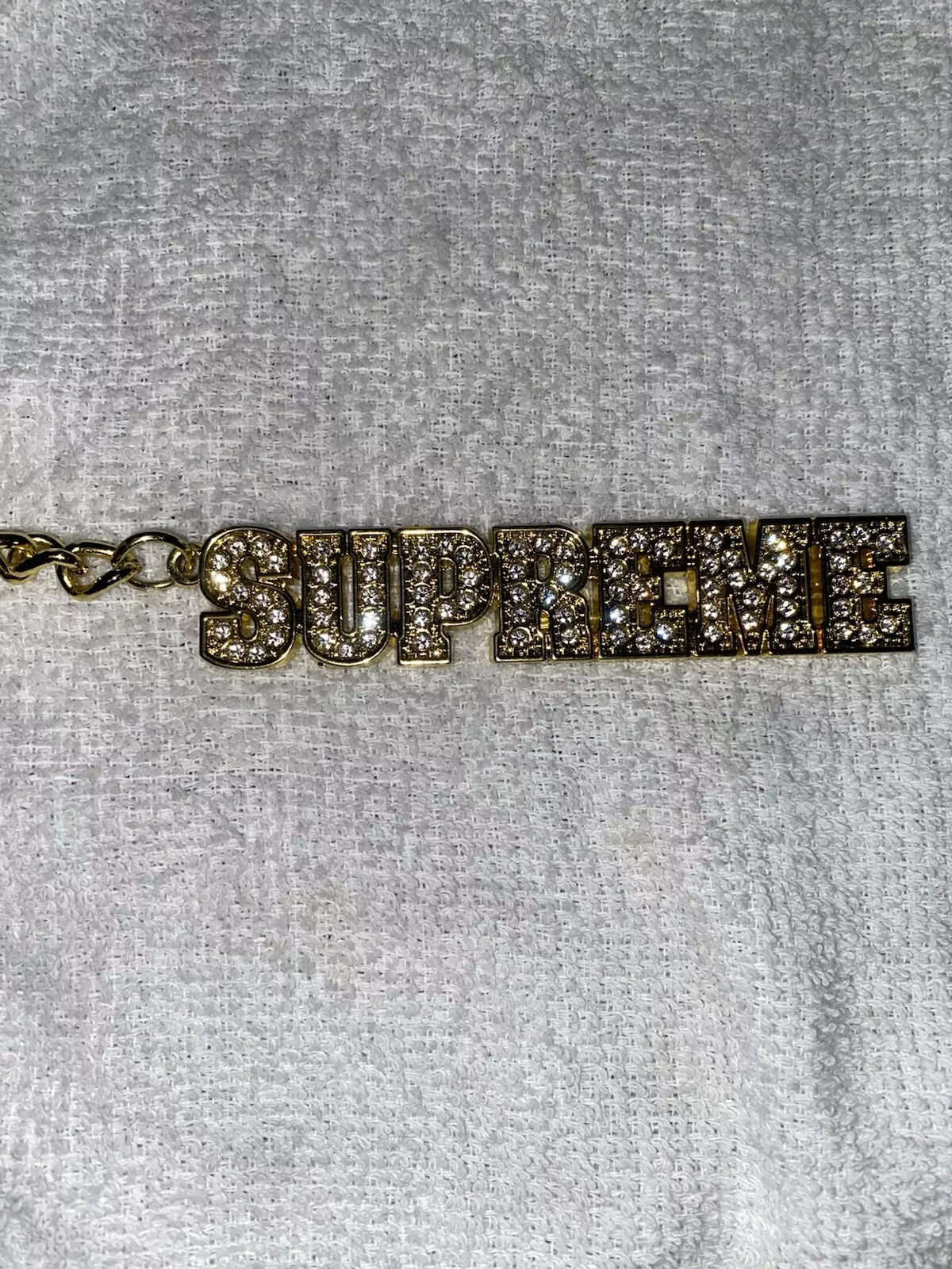 Porte clés logo bloc suprême doré 