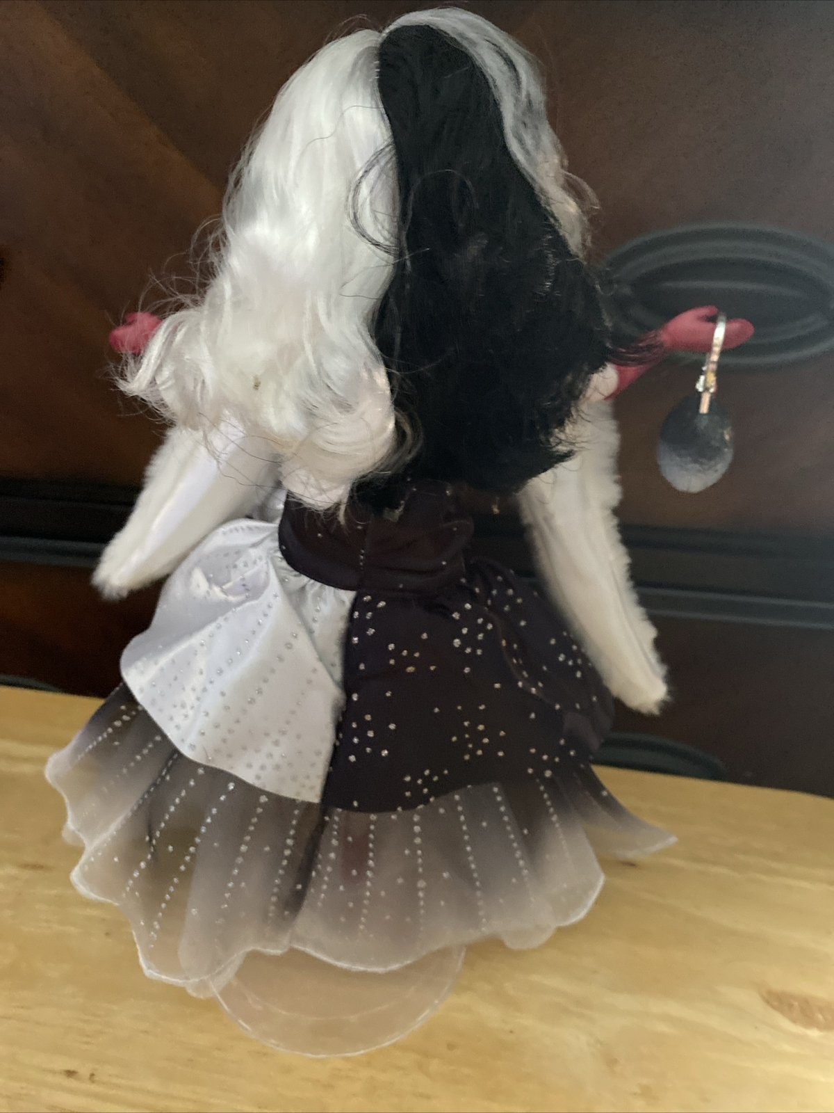 Disney Villains Style Series Cruella De Vil, Fashion Doll With Stand.