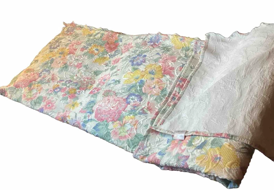 Edredón Matelassé Floral Rosa Talla 92” x 94” Algodón Reversible Hecho en Portugal Foto 4 de 4