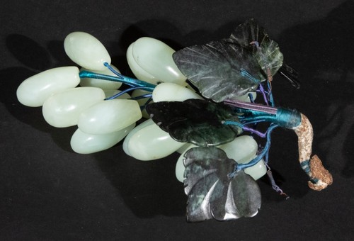 Jadeite Grape Cluster Light Green w/ Dark Leaves 8" Hardstone Fruit Decor - Picture 3 of 3
