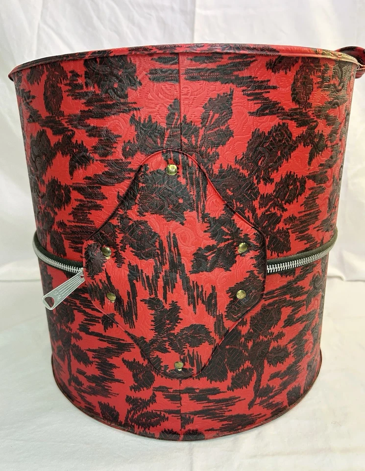 De colección MCM Rojo Negro Floral Sombrero Peluca Estuche de Viaje Vinilo | Mango y Forma de Cabeza Molde Foto 2 de 4