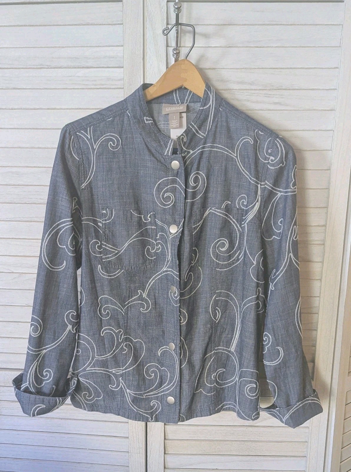 Chicos Shirt Womens Sz Medium (1) Floral Embroidered Swirl Chambray Blue Gray
