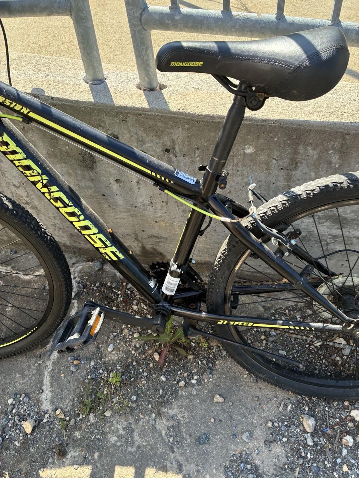 Mongoose Excursion 26" Mountain Bike 21-Speed Front Suspensi