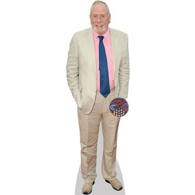 James Cosmo (cremefarbener Anzug) lebensgroßer Ausschnitt